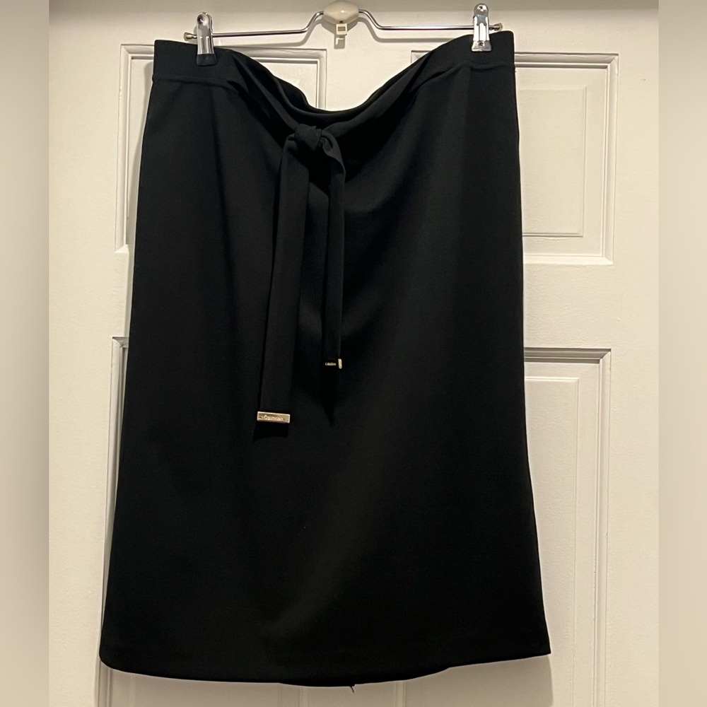 Black skirt by Calvin Klein. XL